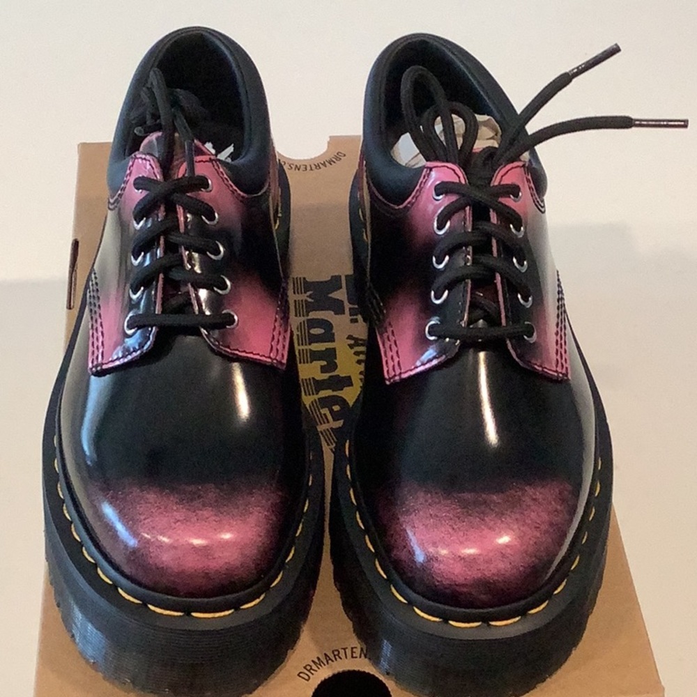 DR. MARTENS BLACK AND PINK ARCADIA